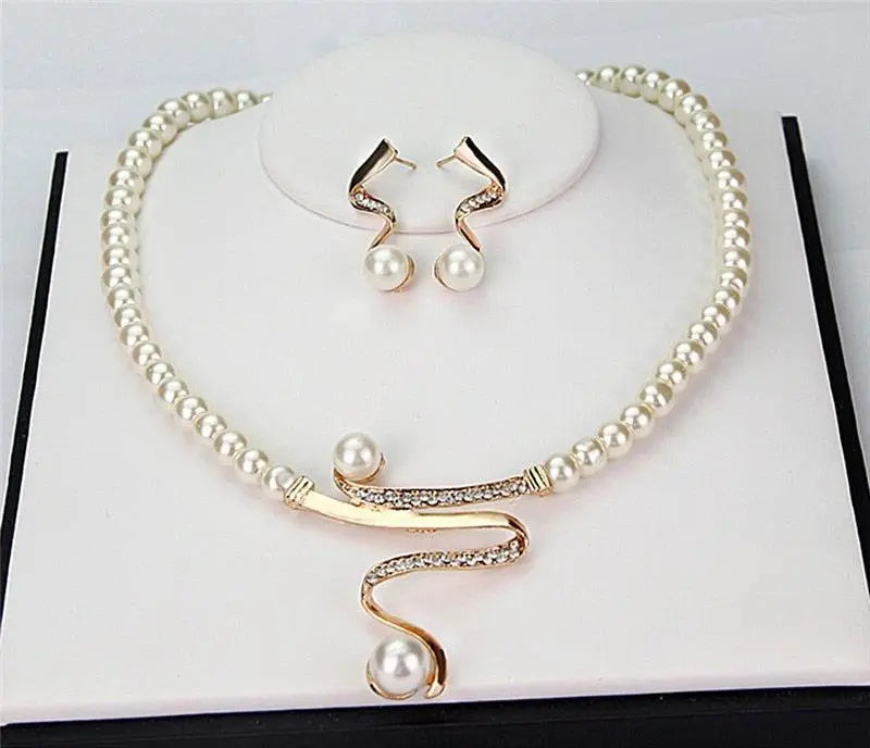Set Necklace and Earrings with Natural Pearls