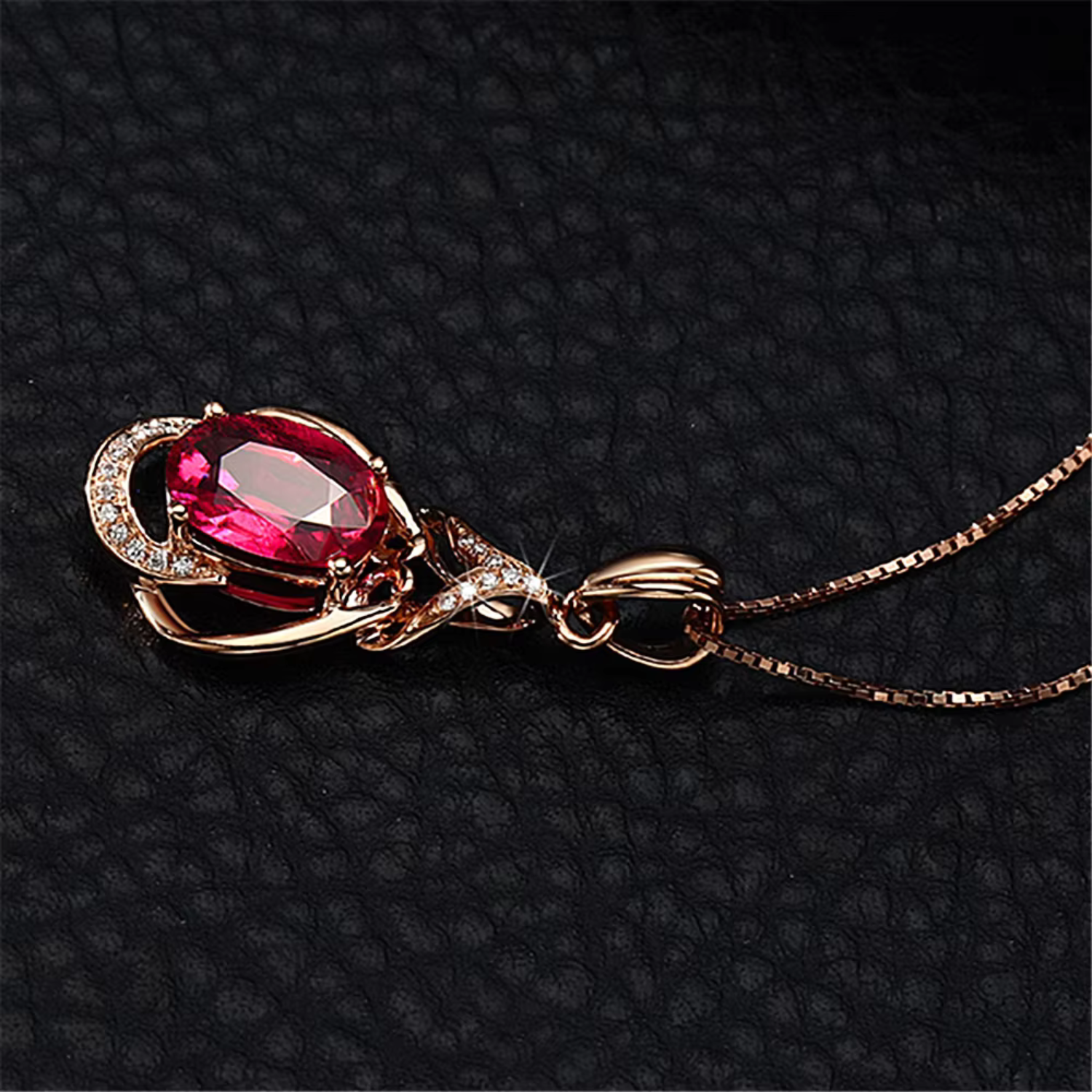Beautiful necklace with red crystals and gold accents | Gold
