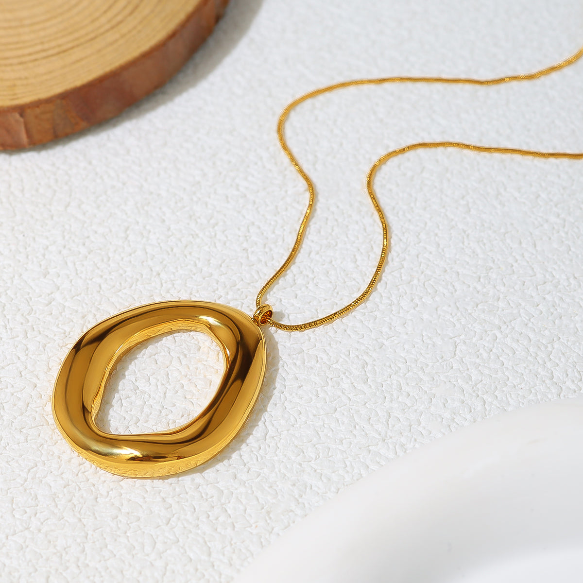 Gold Oval Necklace in Gold-Plated Metal