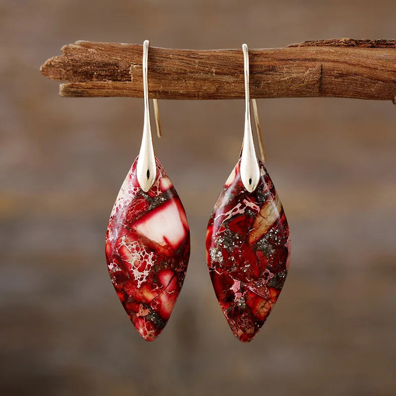 Drop-shaped earrings with natural stone