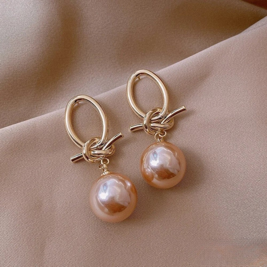 Hanging earrings with timeless pearl