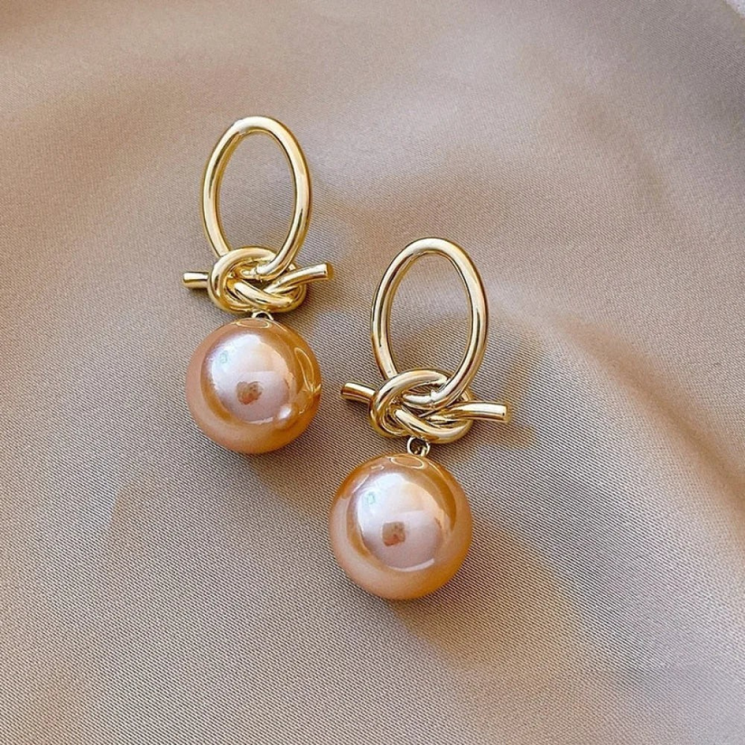 Hanging earrings with timeless pearl