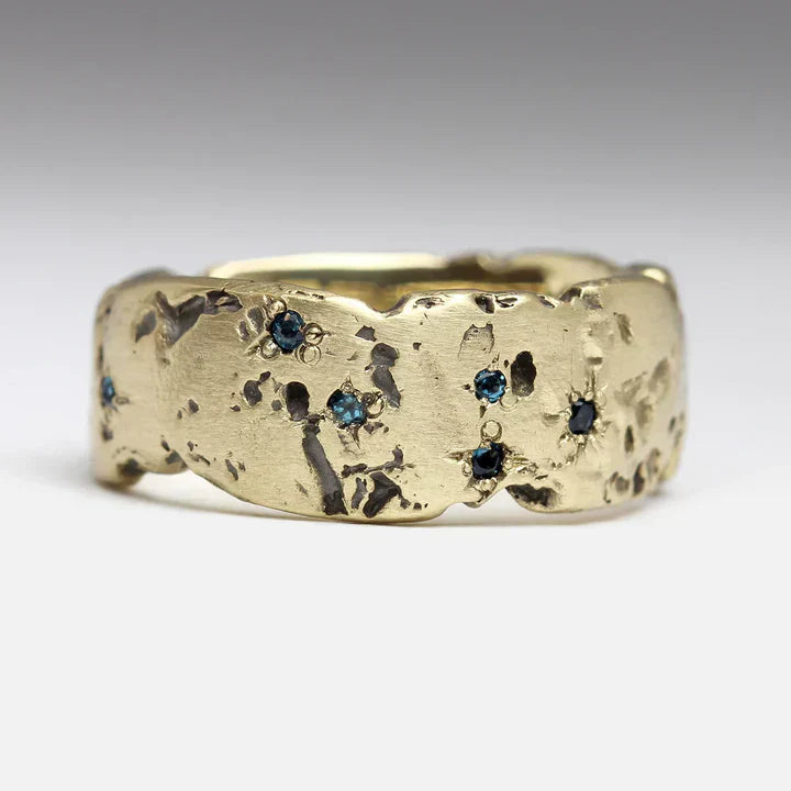 Antique gold-coloured ring with forged blue crystal inlay | Gold