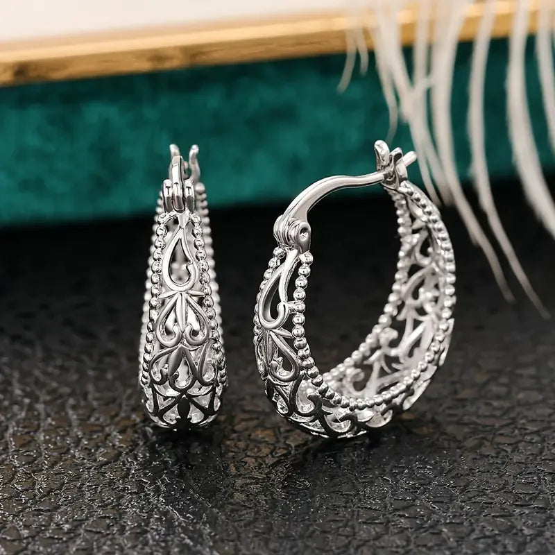 Antique earrings in a hollow basket | White gold
