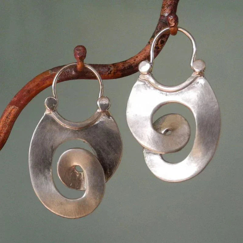 Antique earrings with irregular shape | White gold