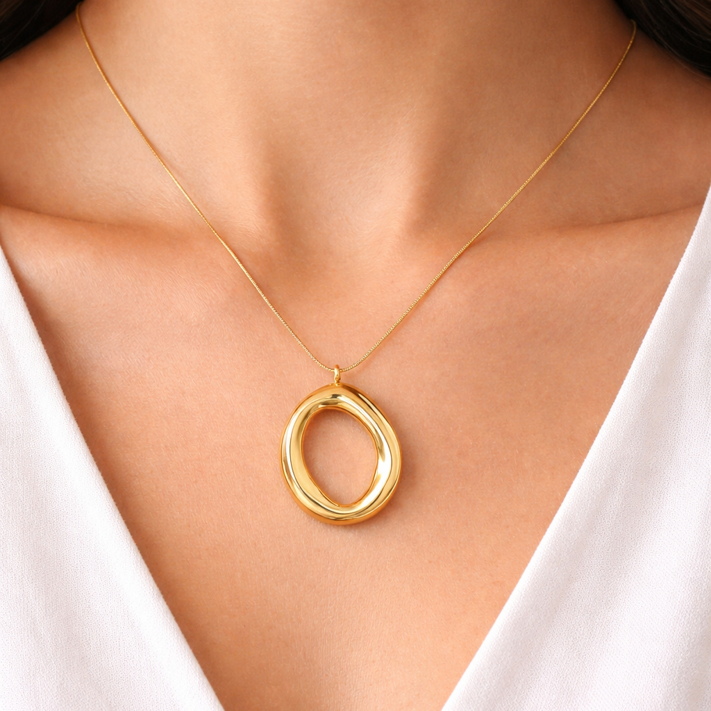 Gold Oval Necklace in Gold-Plated Metal