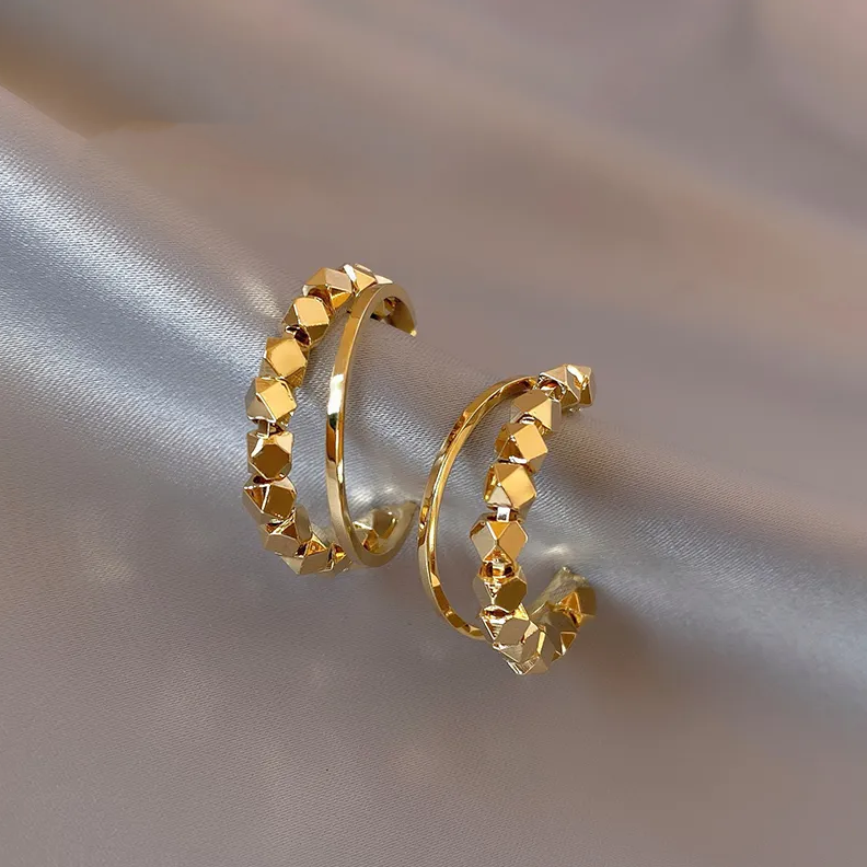 Elegant, gold-plated earrings with cubic