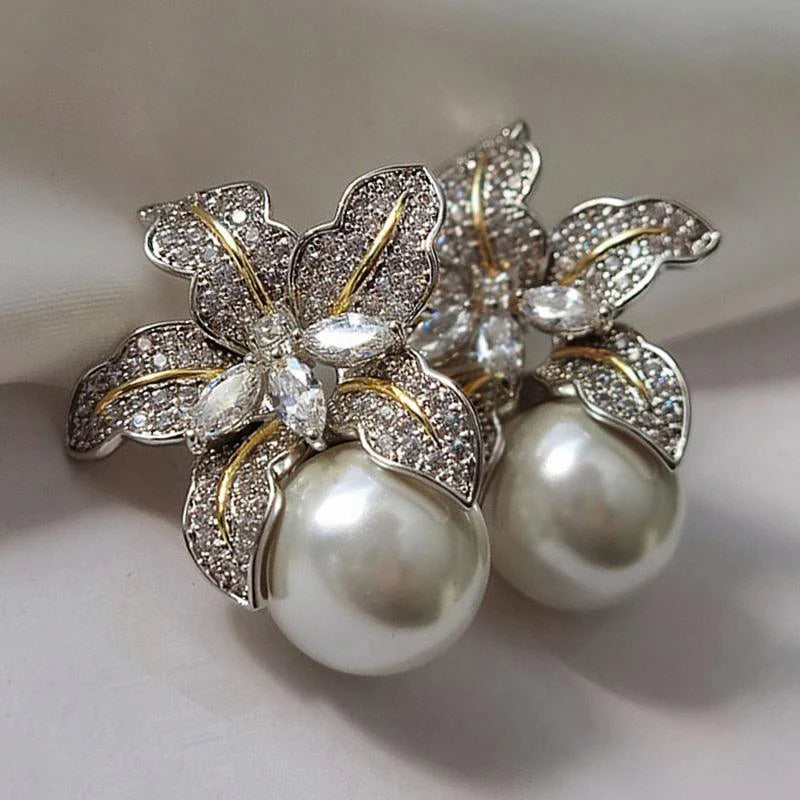 Exquisite earrings with flower-shaped beads | White gold