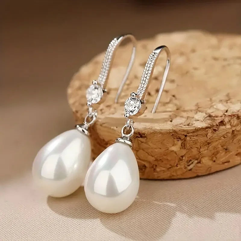 Hanging earrings with stunning pearls | White gold