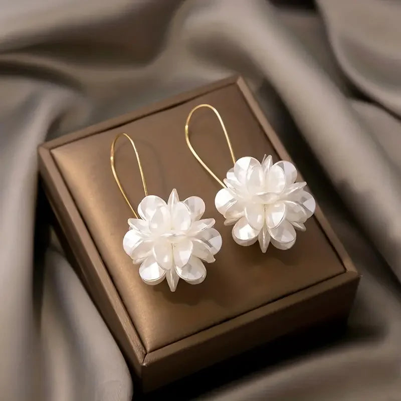 Earrings made of pure gold with floral motif