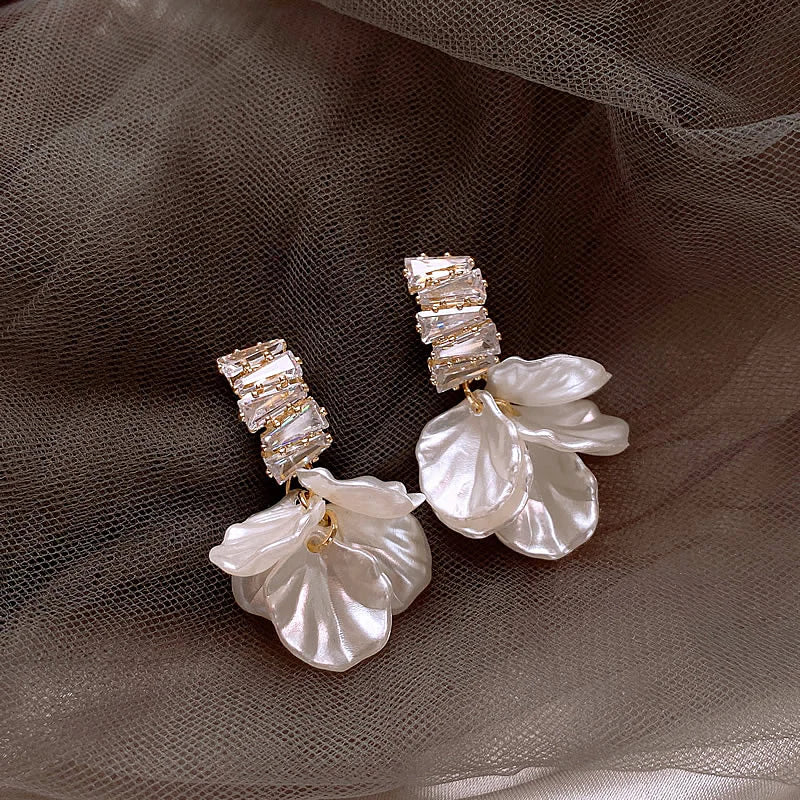 Beautiful earrings with gold-coloured petals in white | Gold