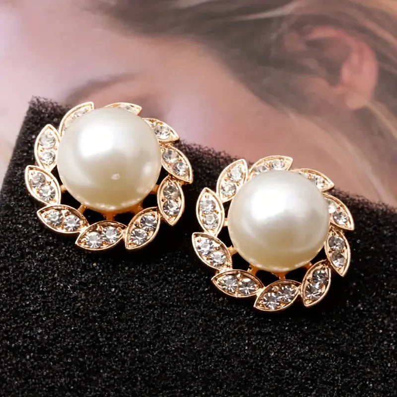 Beautiful earrings with pearls and shiny leaves | Gold