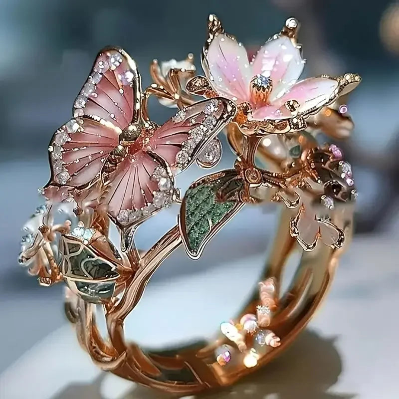 Ring with butterfly motif and zirconia in natural light | Gold