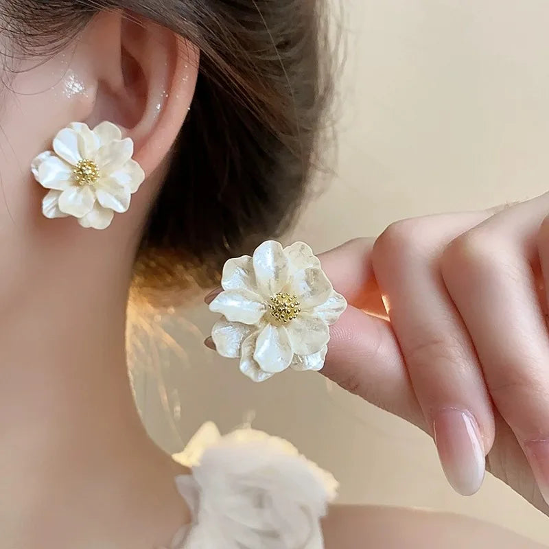 Chic Flower Stud Earrings in White Acrylic