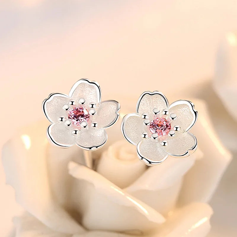 Flower-shaped stud earrings with zirconia