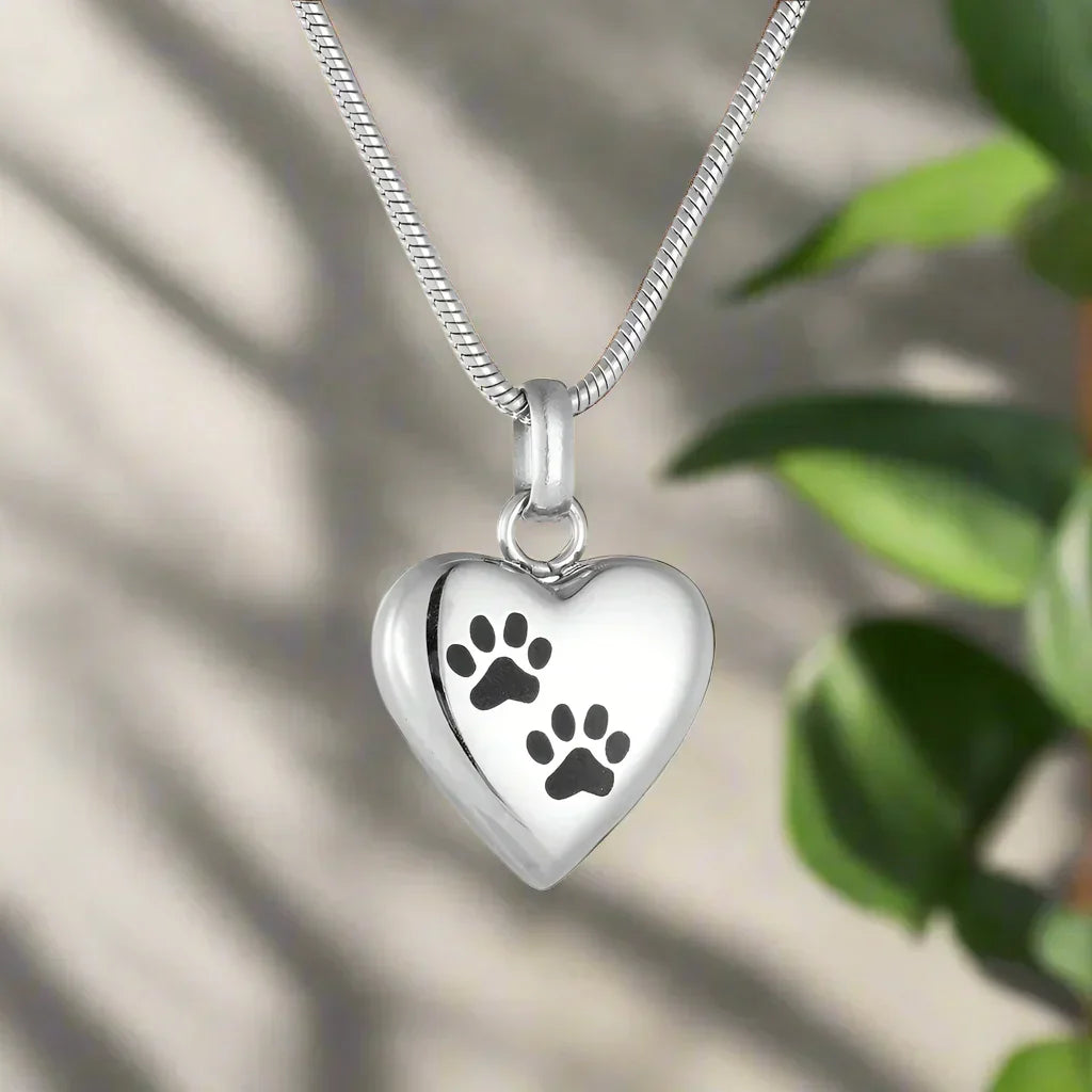 Memorial Necklace for Pets – Heart-Shaped Pendant with Paw Print