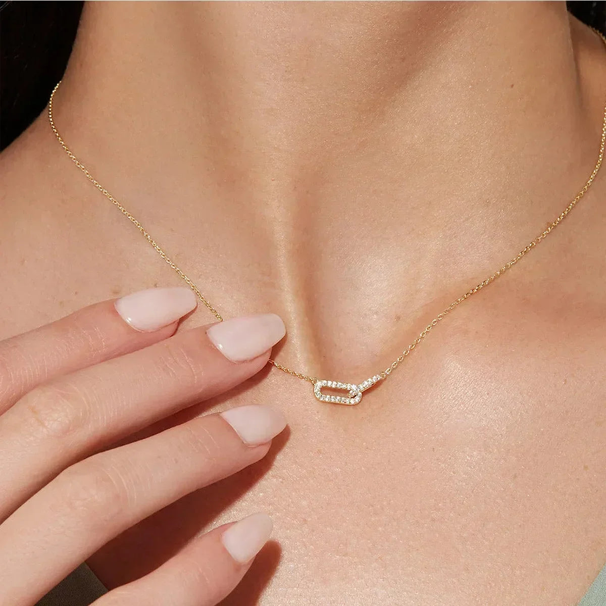 Elegant Necklace with Wave-Shaped Metal Flower Pendant