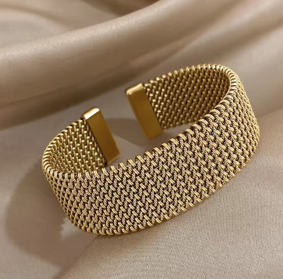 Elegant woven mesh bracelet with open design