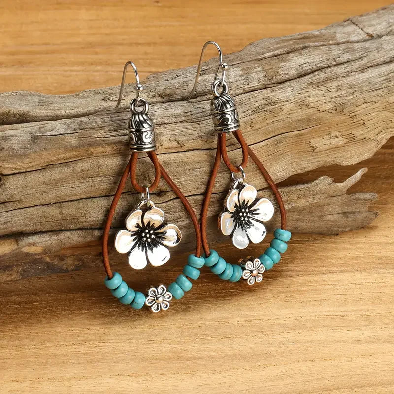 Vintage leather earrings with floral motif | White gold