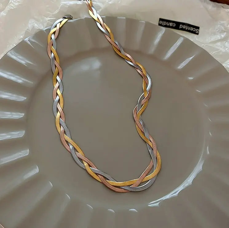 Elegant Chic Necklace in Gold and Silver