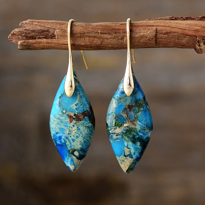 Drop-shaped earrings with natural stone